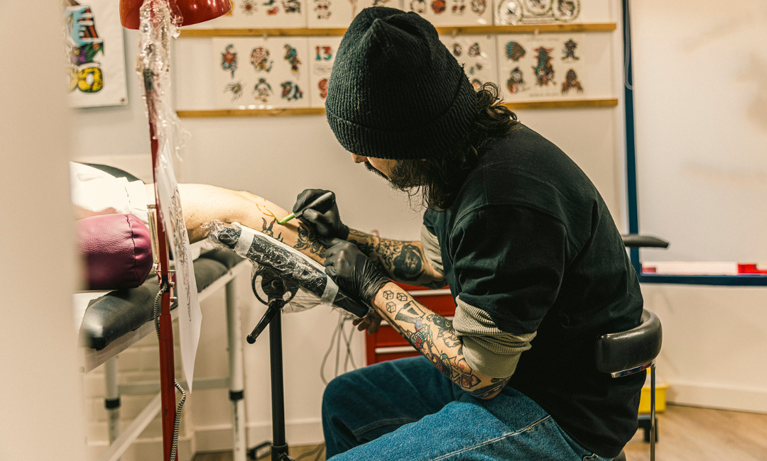 Guillermo tatuando un tatuaje tradicional