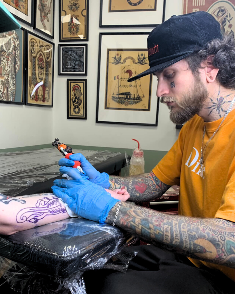 Luis, otro de los tatuadores del estudio de tatuajes la Suerte Tattoo, en Alcalá de Henares